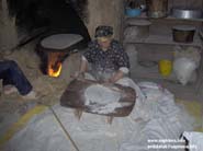 Alime Hanim ekmek yaparken